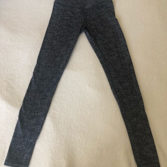 Ivivva legging size girls 12 black and gray great